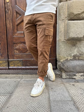 Carica l'immagine nel visualizzatore di Gallery, Pantalone cargo di Tréz tabacco