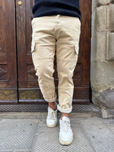 Carica l'immagine nel visualizzatore di Gallery, Pantalone cargo in velluto di Tréz beige