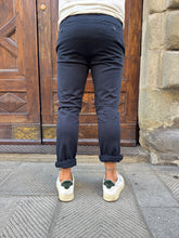 Carica l'immagine nel visualizzatore di Gallery, Pantalone chinos di Hamaki-Ho blu
