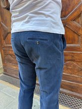 Carica l'immagine nel visualizzatore di Gallery, Pantalone Chinos in velluto blu di Telamira blu