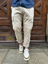 Carica l'immagine nel visualizzatore di Gallery, Pantalone Cargo di Trèz sabbia