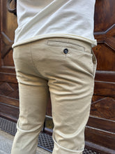 Carica l'immagine nel visualizzatore di Gallery, Pantalone chinos di Hamaki-Ho beige