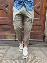 Carica l'immagine nel visualizzatore di Gallery, Pantalone Cargo di Trèz verde