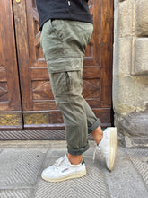 Carica l'immagine nel visualizzatore di Gallery, Pantalone cargo di Tréz verde militare