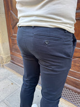 Carica l'immagine nel visualizzatore di Gallery, Pantalone chinos di Hamaki-Ho blu