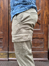 Carica l'immagine nel visualizzatore di Gallery, Pantalone Cargo di Trèz verde