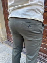 Carica l'immagine nel visualizzatore di Gallery, Pantalone chinos di Hamaki-Ho verde