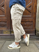 Carica l'immagine nel visualizzatore di Gallery, Pantalone Cargo di Trèz sabbia