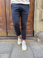 Carica l'immagine nel visualizzatore di Gallery, Pantalone chinos di Hamaki-Ho blu
