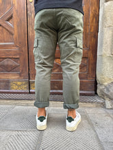 Carica l'immagine nel visualizzatore di Gallery, Pantalone cargo di Tréz verde militare