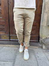 Carica l'immagine nel visualizzatore di Gallery, Pantalone chinos di Hamaki-Ho beige