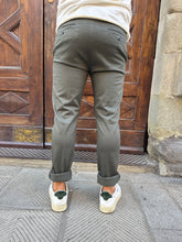 Carica l'immagine nel visualizzatore di Gallery, Pantalone chinos di Hamaki-Ho verde