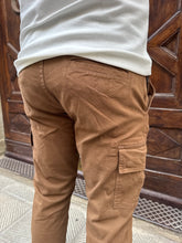 Carica l&#39;immagine nel visualizzatore di Gallery, Pantalone cargo di TRÈZ tabacco
