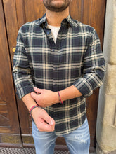 Carica l&#39;immagine nel visualizzatore di Gallery, Camicia Boscaiolo a quadri verde di Telamira
