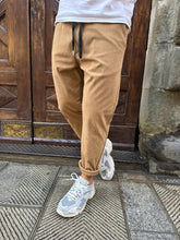 Carica l&#39;immagine nel visualizzatore di Gallery, Pantalaccio Faz in velluto biscotto
