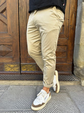 Carica l&#39;immagine nel visualizzatore di Gallery, Pantalone chinos di Hamaki-Ho beige
