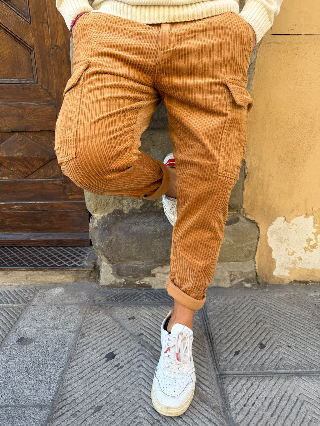 Pantalone cargo in velluto di Telamira caramello