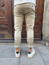 Carica l&#39;immagine nel visualizzatore di Gallery, Pantalone chinos di Hamaki-Ho beige
