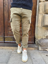 Carica l&#39;immagine nel visualizzatore di Gallery, Pantalone Cargo in microvelluto di Tréz verde salvia
