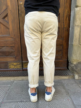 Carica l&#39;immagine nel visualizzatore di Gallery, Pantalone Chinos di Trèz panna
