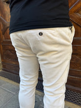 Carica l&#39;immagine nel visualizzatore di Gallery, Pantalone chinos in velluto panna di Telamira panna

