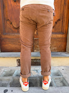 Pantalone chinos in velluto microcostina di Tréz moro