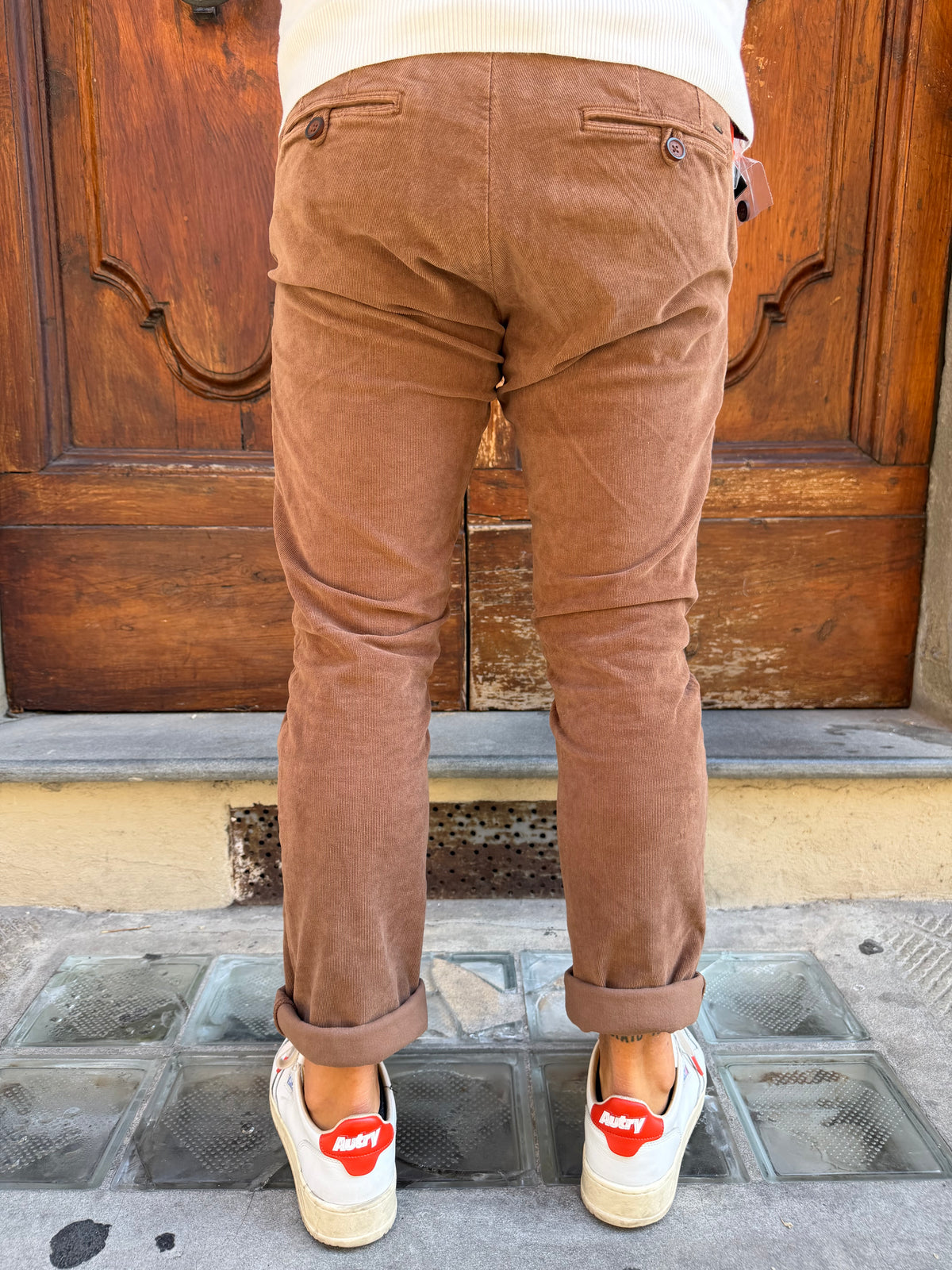 Pantalone chinos in velluto microcostina di Tréz moro
