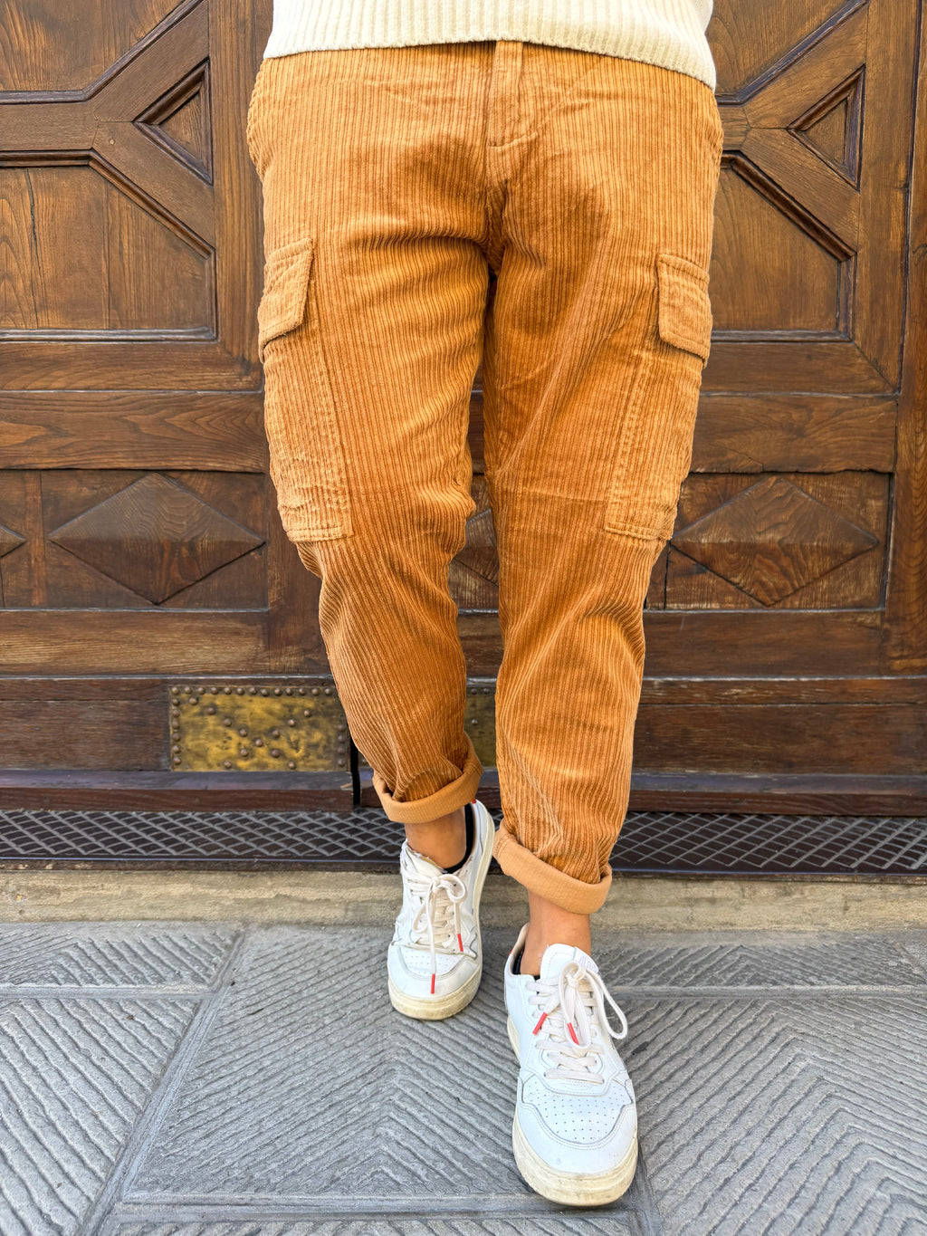 Pantalone cargo in velluto di Telamira caramello