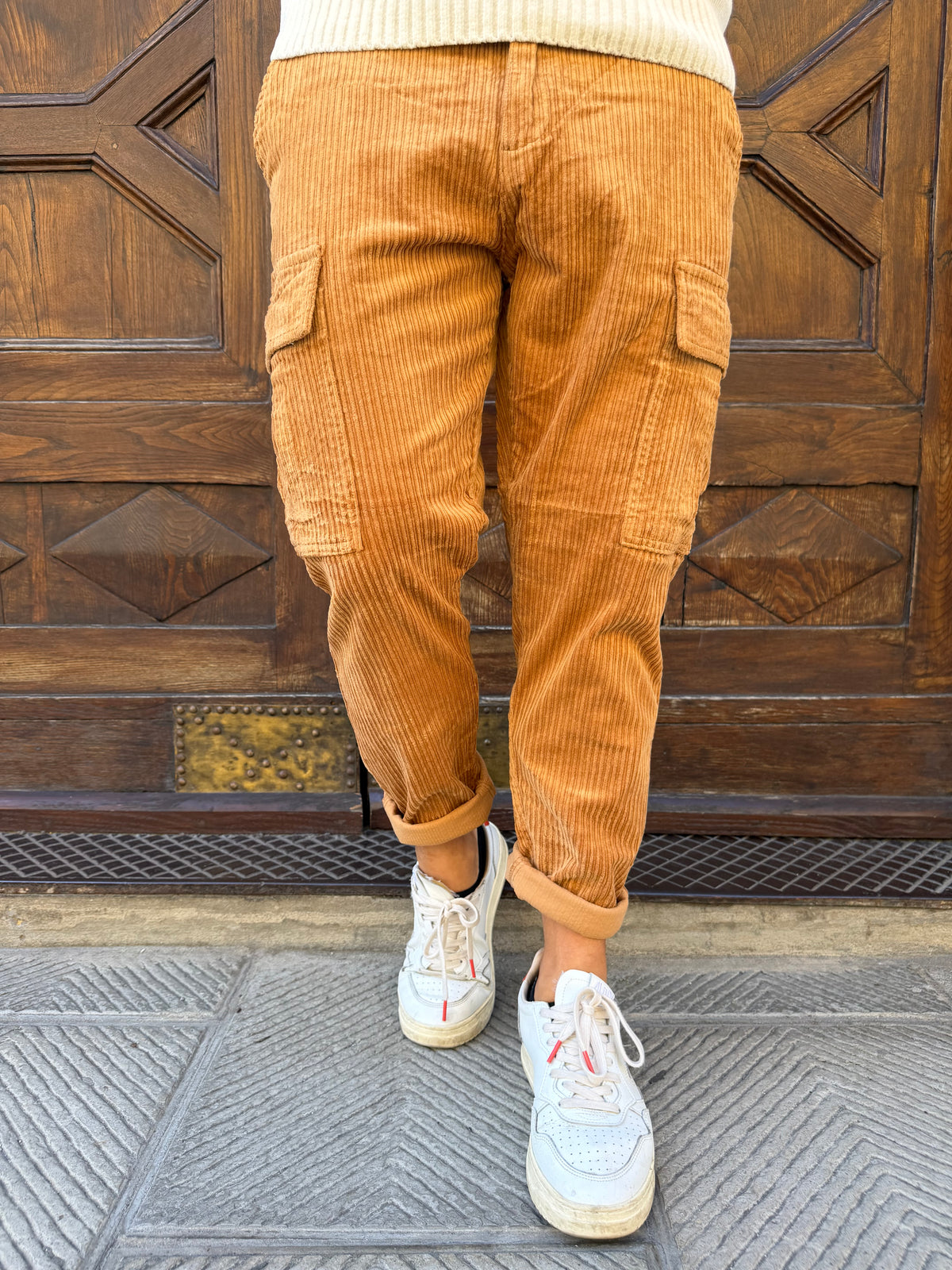 Pantalone cargo in velluto di Telamira caramello