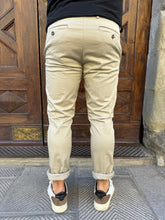 Carica l&#39;immagine nel visualizzatore di Gallery, Pantalone chinos di Hamaki-Ho beige
