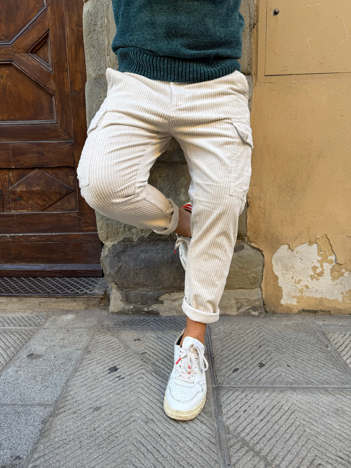 Pantalone cargo in velluto di Telamira panna