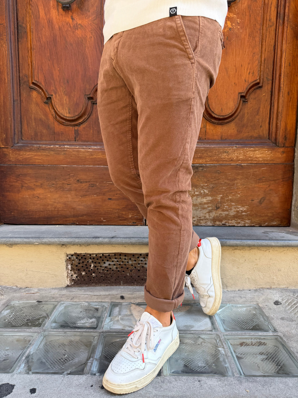 Pantalone chinos in velluto microcostina di Tréz moro