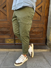 Carica l&#39;immagine nel visualizzatore di Gallery, Pantalone cargo di Button’s verde
