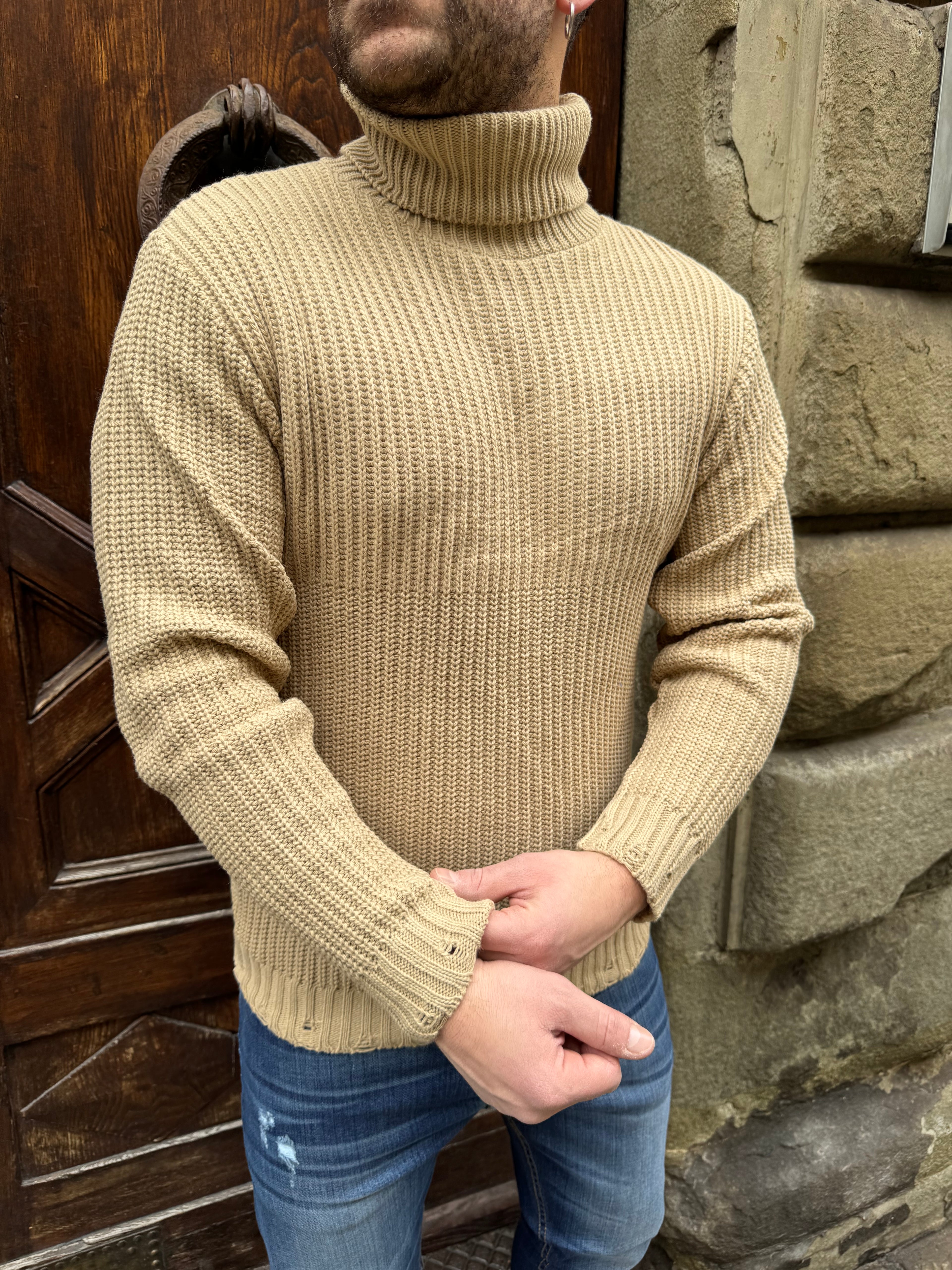 Maglioncino Dolcevita con rotture