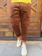 Pantalone cargo in velluto di Telamira cioccolato