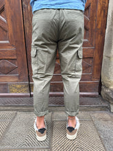 Carica l&#39;immagine nel visualizzatore di Gallery, Pantalone Cargo di Telamira verde militare
