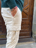 Pantalone cargo in velluto di Telamira panna