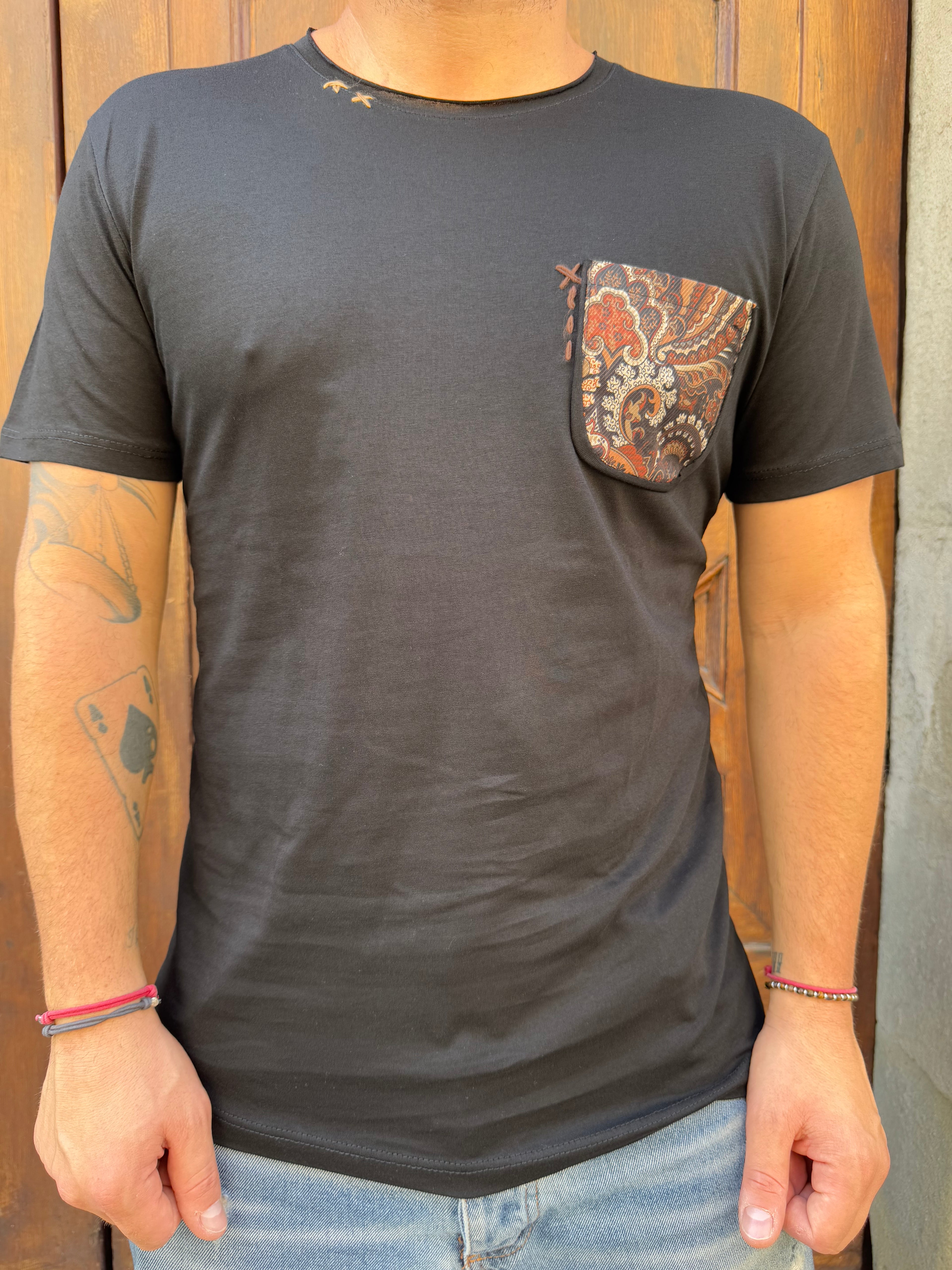 T-shirt James con taschino nera