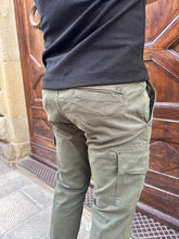 Carica l&#39;immagine nel visualizzatore di Gallery, Pantalone cargo di TRÈZ verde
