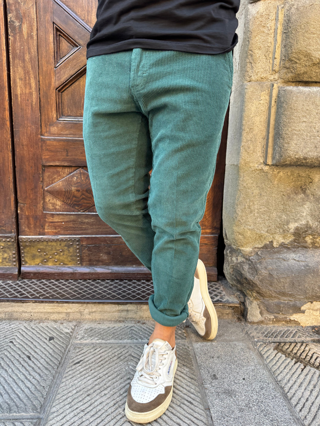 Pantalone chinos in velluto petrolio di Telamira petrolio