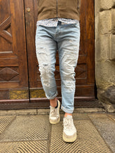 Carica l&#39;immagine nel visualizzatore di Gallery, Jeans John lavaggio chiaro con strappi
