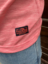 Carica l&#39;immagine nel visualizzatore di Gallery, T-Shirt Millerighe rosa di Petrol

