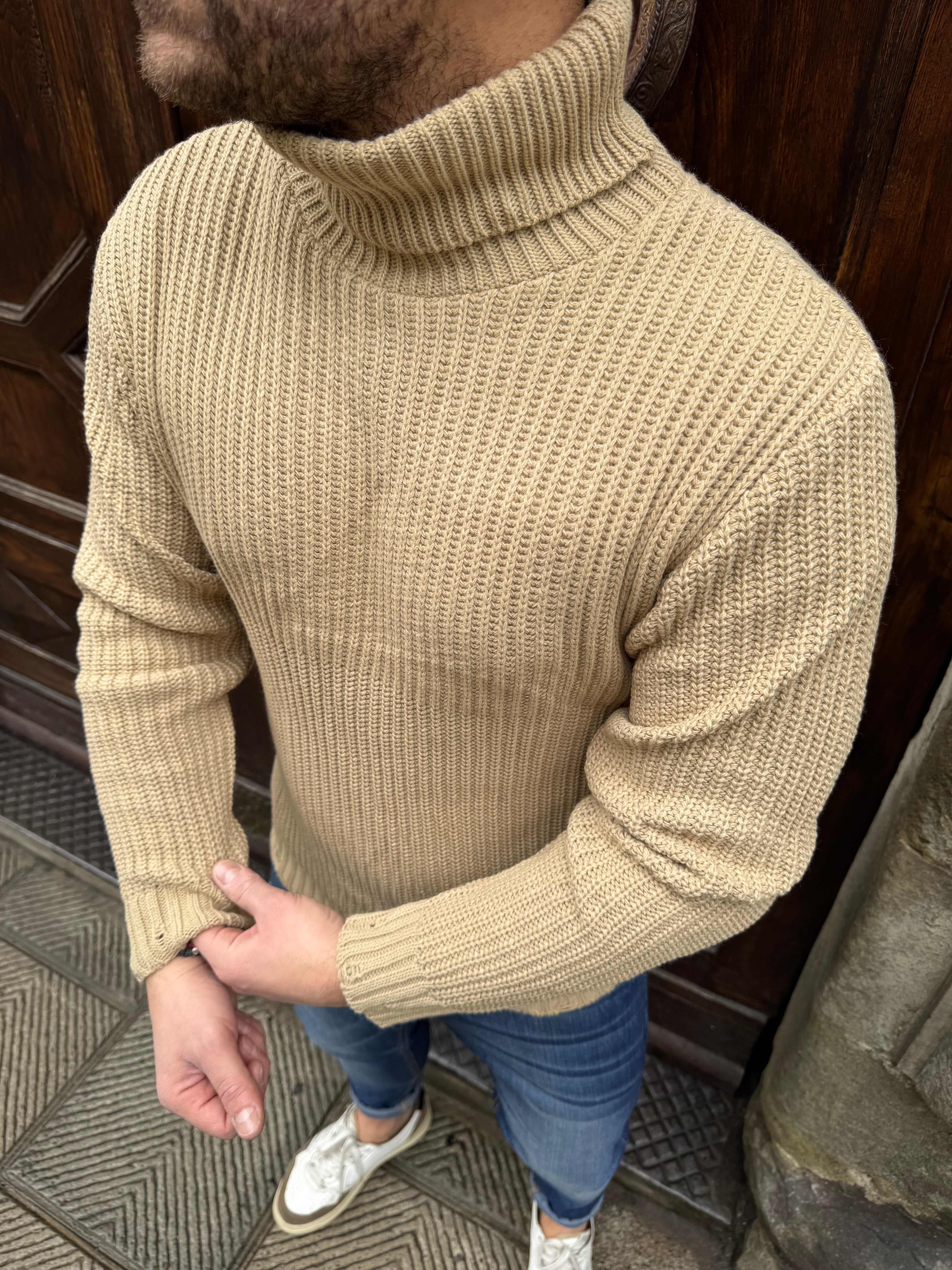 Maglioncino Dolcevita con rotture