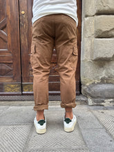 Carica l&#39;immagine nel visualizzatore di Gallery, Pantalone cargo di TRÈZ tabacco

