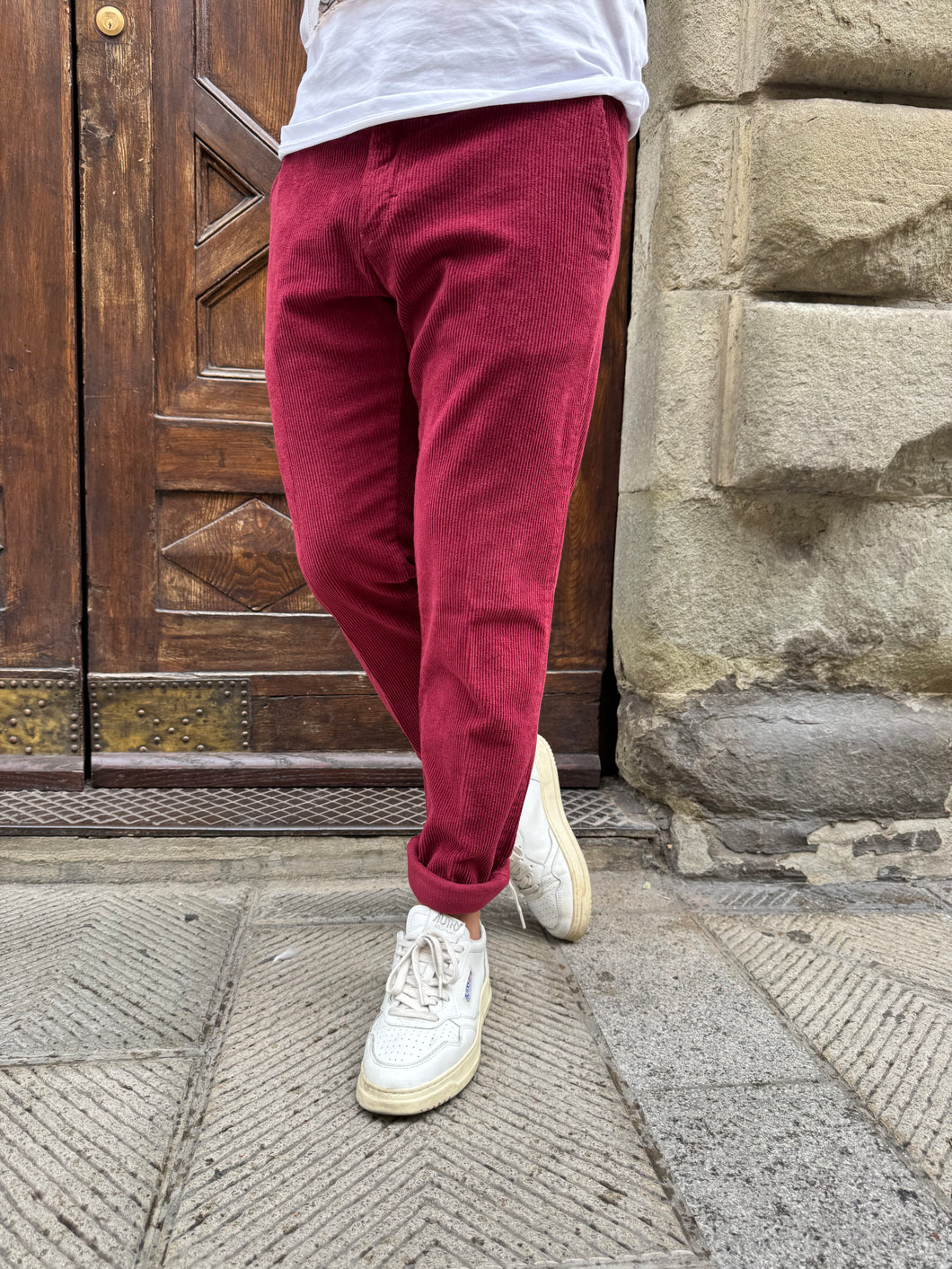 Pantalone chinos in velluto di Telamira bordeaux