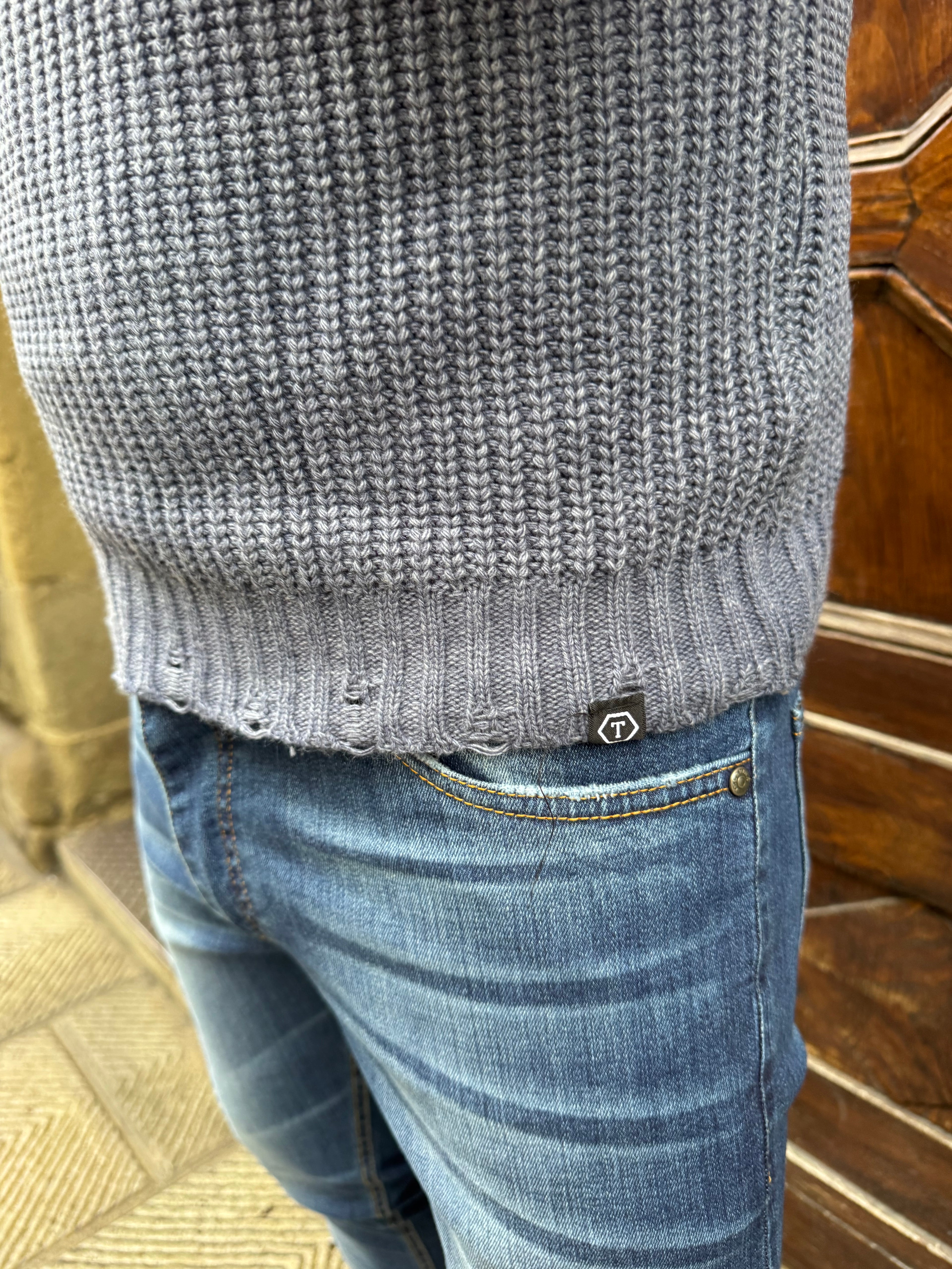 Maglioncino Dolcevita con rotture