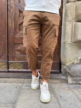 Carica l&#39;immagine nel visualizzatore di Gallery, Pantalone cargo di TRÈZ tabacco
