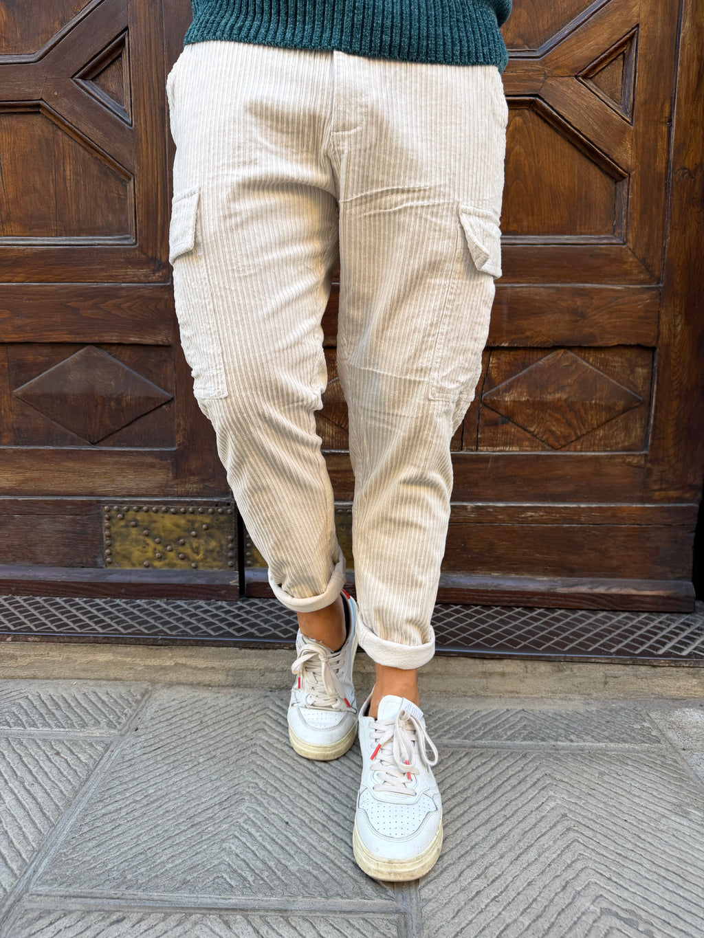 Pantalone cargo in velluto di Telamira panna