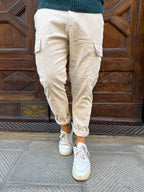 Pantalone cargo in velluto di Telamira panna