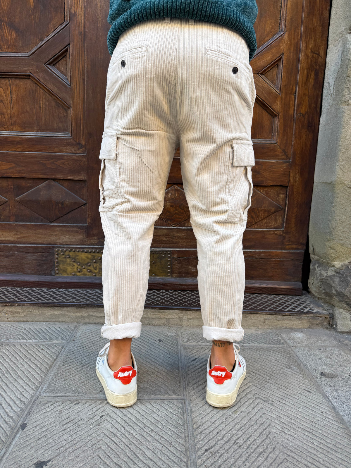 Pantalone cargo in velluto di Telamira panna